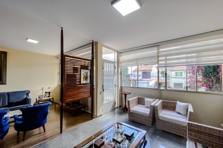 Casa à venda com 390m², 3 quartos e 4 vagas Casa à venda com 390m², 3 quartos e 4 vagasSala