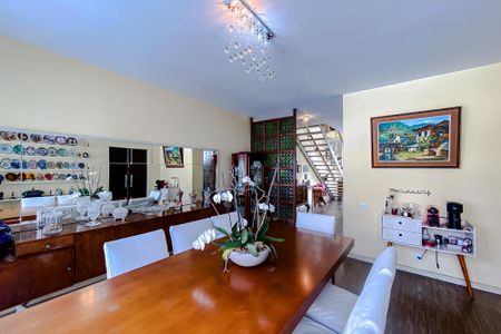 Casa à venda com 390m², 3 quartos e 4 vagas Casa à venda com 390m², 3 quartos e 4 vagasSala de Jantar