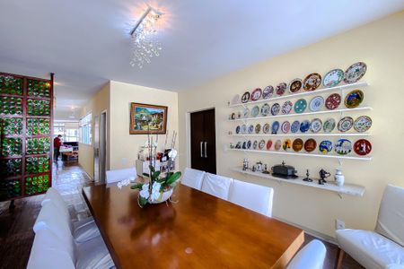 Casa à venda com 390m², 3 quartos e 4 vagas Casa à venda com 390m², 3 quartos e 4 vagasSala de Jantar