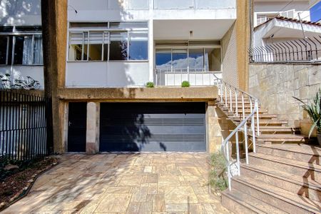 Casa à venda com 390m², 3 quartos e 4 vagas Casa à venda com 390m², 3 quartos e 4 vagasEntrada