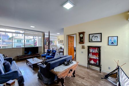 Casa à venda com 390m², 3 quartos e 4 vagas Casa à venda com 390m², 3 quartos e 4 vagasSala