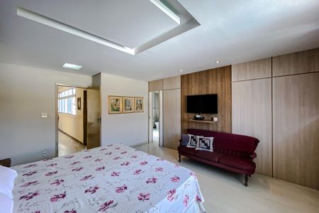 Casa à venda com 390m², 3 quartos e 4 vagas Casa à venda com 390m², 3 quartos e 4 vagasQuarto 1 - Suíte