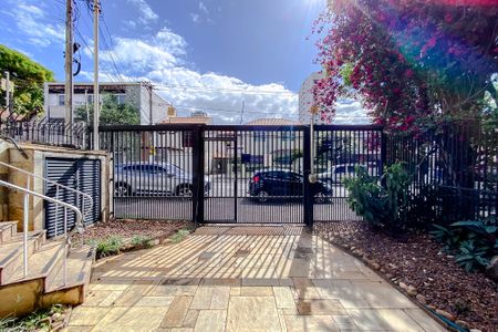 Casa à venda com 390m², 3 quartos e 4 vagas Casa à venda com 390m², 3 quartos e 4 vagasEntrada