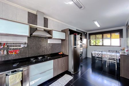 Casa à venda com 390m², 3 quartos e 4 vagas Casa à venda com 390m², 3 quartos e 4 vagasCozinha