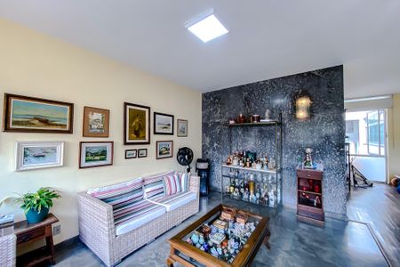 Casa à venda com 390m², 3 quartos e 4 vagas Casa à venda com 390m², 3 quartos e 4 vagasSala