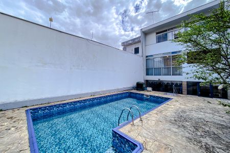 Casa à venda com 390m², 3 quartos e 4 vagas Casa à venda com 390m², 3 quartos e 4 vagasPiscina