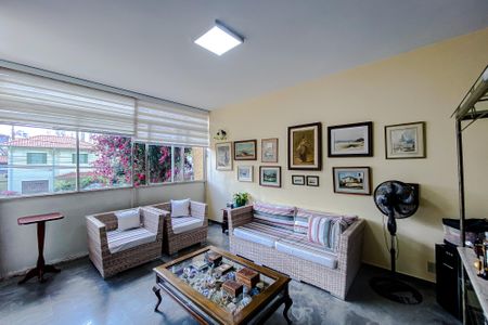 Casa à venda com 390m², 3 quartos e 4 vagas Casa à venda com 390m², 3 quartos e 4 vagasSala