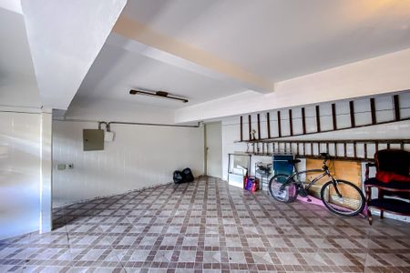 Casa à venda com 390m², 3 quartos e 4 vagas Casa à venda com 390m², 3 quartos e 4 vagasGaragem