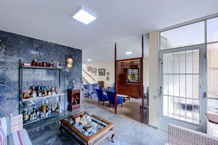 Casa à venda com 390m², 3 quartos e 4 vagas Casa à venda com 390m², 3 quartos e 4 vagasSala