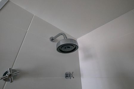 Banheiro de kitnet/studio para alugar com 1 quarto, 26m² em Pinheiros, São Paulo