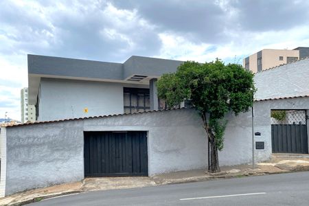 Casa à venda com 308m², 4 quartos e 4 vagasFachada