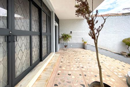 Casa à venda com 308m², 4 quartos e 4 vagasEntrada