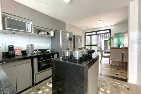 Casa à venda com 308m², 4 quartos e 4 vagasCozinha