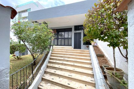 Casa à venda com 308m², 4 quartos e 4 vagasEntrada