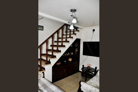 Casa para alugar com 235m², 3 quartos e 2 vagas Casa para alugar com 235m², 3 quartos e 2 vagasEscada