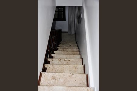 Casa para alugar com 235m², 3 quartos e 2 vagas Casa para alugar com 235m², 3 quartos e 2 vagasEscada