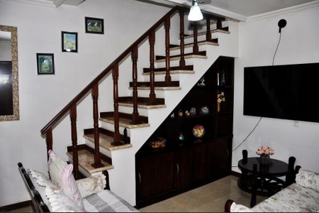 Casa para alugar com 235m², 3 quartos e 2 vagas Casa para alugar com 235m², 3 quartos e 2 vagasEscada