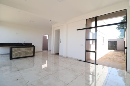 Sala de casa para alugar com 4 quartos, 110m² em Jardim Holanda, Uberlândia