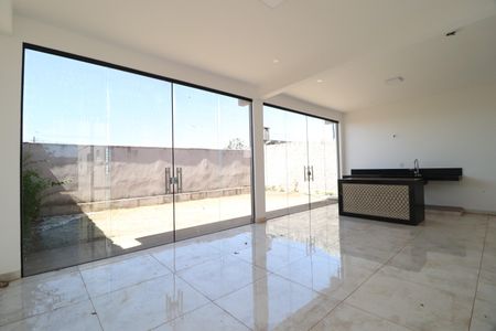 Sala de casa para alugar com 4 quartos, 110m² em Jardim Holanda, Uberlândia