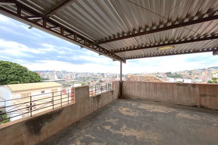 Casa para alugar com 400m², 4 quartos e 2 vagas Casa para alugar com 400m², 4 quartos e 2 vagasTerraço