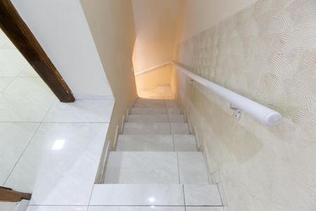 Casa para alugar com 130m², 3 quartos e 1 vaga Casa para alugar com 130m², 3 quartos e 1 vagaEscada