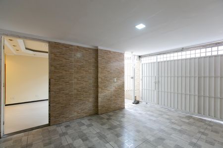 Garagem de casa para alugar com 3 quartos, 130m² em Vila Taquari, São Paulo