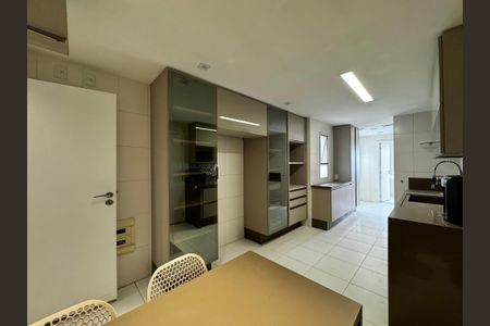 Apartamento à venda com 192m², 4 quartos e 3 vagasCozinha e Área de Serviço