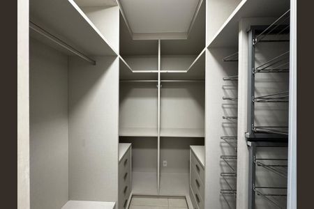Apartamento à venda com 192m², 4 quartos e 3 vagasSuíte 1 - Closet