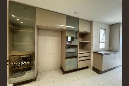 Apartamento à venda com 192m², 4 quartos e 3 vagasCozinha e Área de Serviço