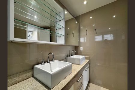 Apartamento à venda com 192m², 4 quartos e 3 vagasSuíte 1 - Banheiro