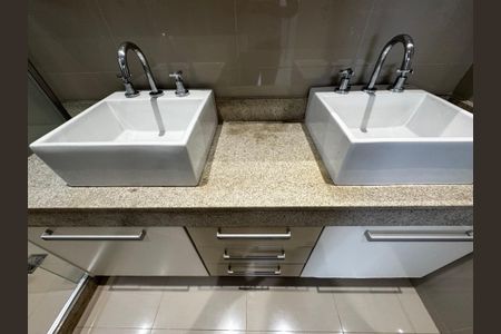 Apartamento à venda com 192m², 4 quartos e 3 vagasSuíte 1 - Banheiro