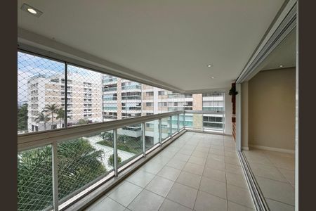 Apartamento à venda com 192m², 4 quartos e 3 vagasVaranda