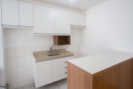 Cozinha de apartamento para alugar com 2 quartos, 42m² em Parque Maria Helena, São Paulo