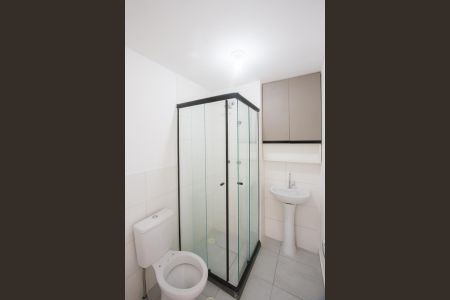 Banheiro de apartamento para alugar com 2 quartos, 42m² em Parque Maria Helena, São Paulo