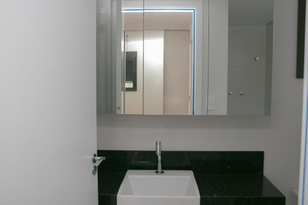 Apartamento à venda com 74m², 2 quartos e 2 vagasBanheiro da Suíte 2