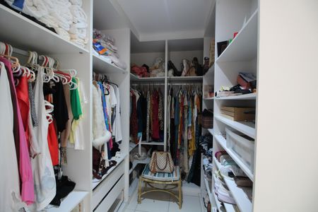 Casa de condomínio à venda com 166m², 4 quartos e 2 vagasQuarto 4 - Closet