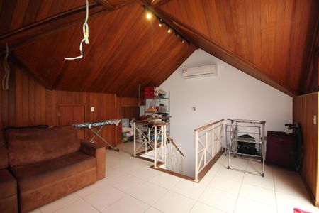 Casa de condomínio à venda com 166m², 4 quartos e 2 vagasSótão