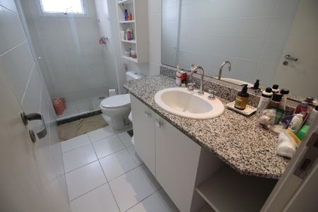 Casa de condomínio à venda com 166m², 4 quartos e 2 vagasBanheiro Social 1