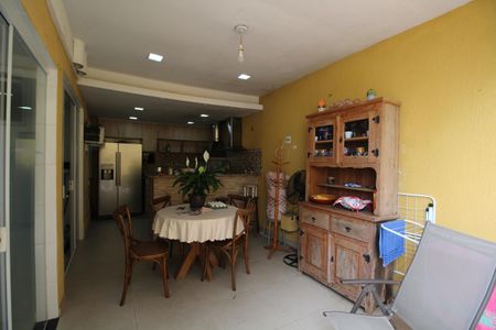 Casa de condomínio à venda com 166m², 4 quartos e 2 vagasÁrea Externa