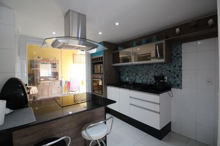 Casa de condomínio à venda com 166m², 4 quartos e 2 vagasCozinha