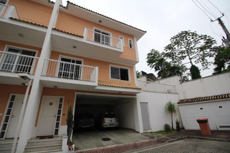 Casa de condomínio à venda com 166m², 4 quartos e 2 vagasFachada