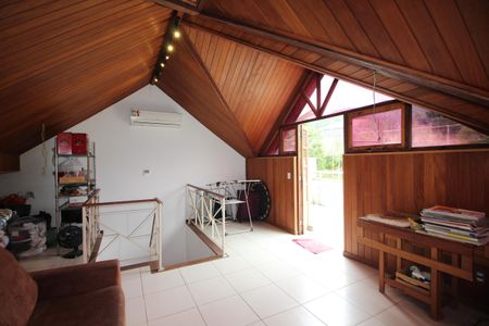 Casa de condomínio à venda com 166m², 4 quartos e 2 vagasSótão