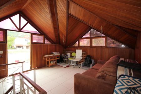 Casa de condomínio à venda com 166m², 4 quartos e 2 vagasSótão