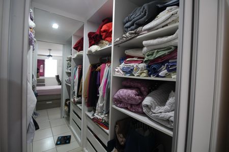 Casa de condomínio à venda com 166m², 4 quartos e 2 vagasQuarto 3 - Closet