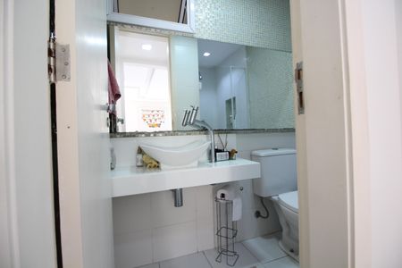 Casa de condomínio à venda com 166m², 4 quartos e 2 vagasBanheiro Social 2