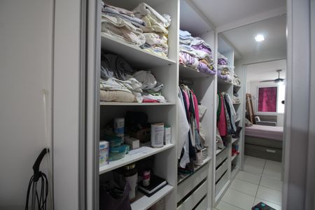 Casa de condomínio à venda com 166m², 4 quartos e 2 vagasQuarto 3 - Closet