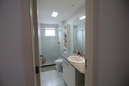 Casa de condomínio à venda com 166m², 4 quartos e 2 vagasBanheiro Social 1