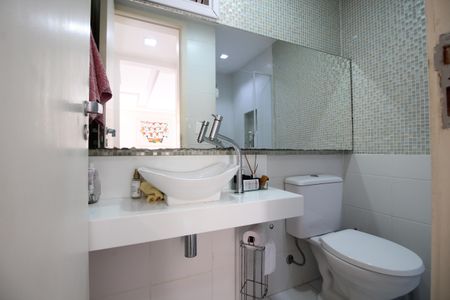 Casa de condomínio à venda com 166m², 4 quartos e 2 vagasBanheiro Social 2