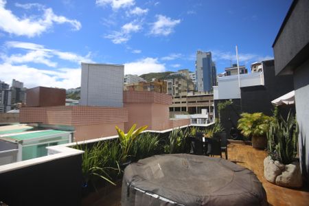 Apartamento à venda com 142m², 2 quartos e 3 vagasCobertura