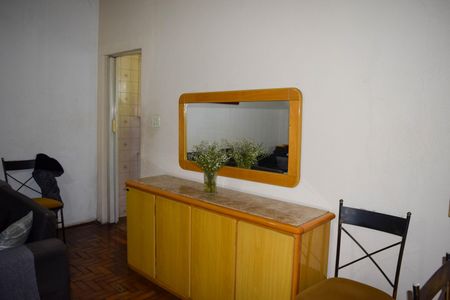 Casa à venda com 300m², 2 quartos e 2 vagasSala